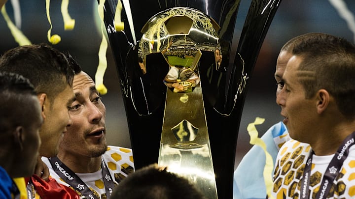 El argentino Rubens Sambueza, Raúl Jiménez, Paul Aguilar y compañía alzando la Concachampions en la 2015-2016.